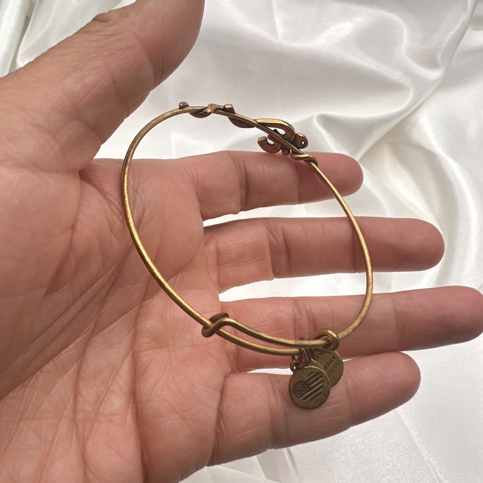 Vintage 80s Gold Tone Chai Charm Expandable Bangle Bracelet Classic Jewelry - Thumbnail 8
