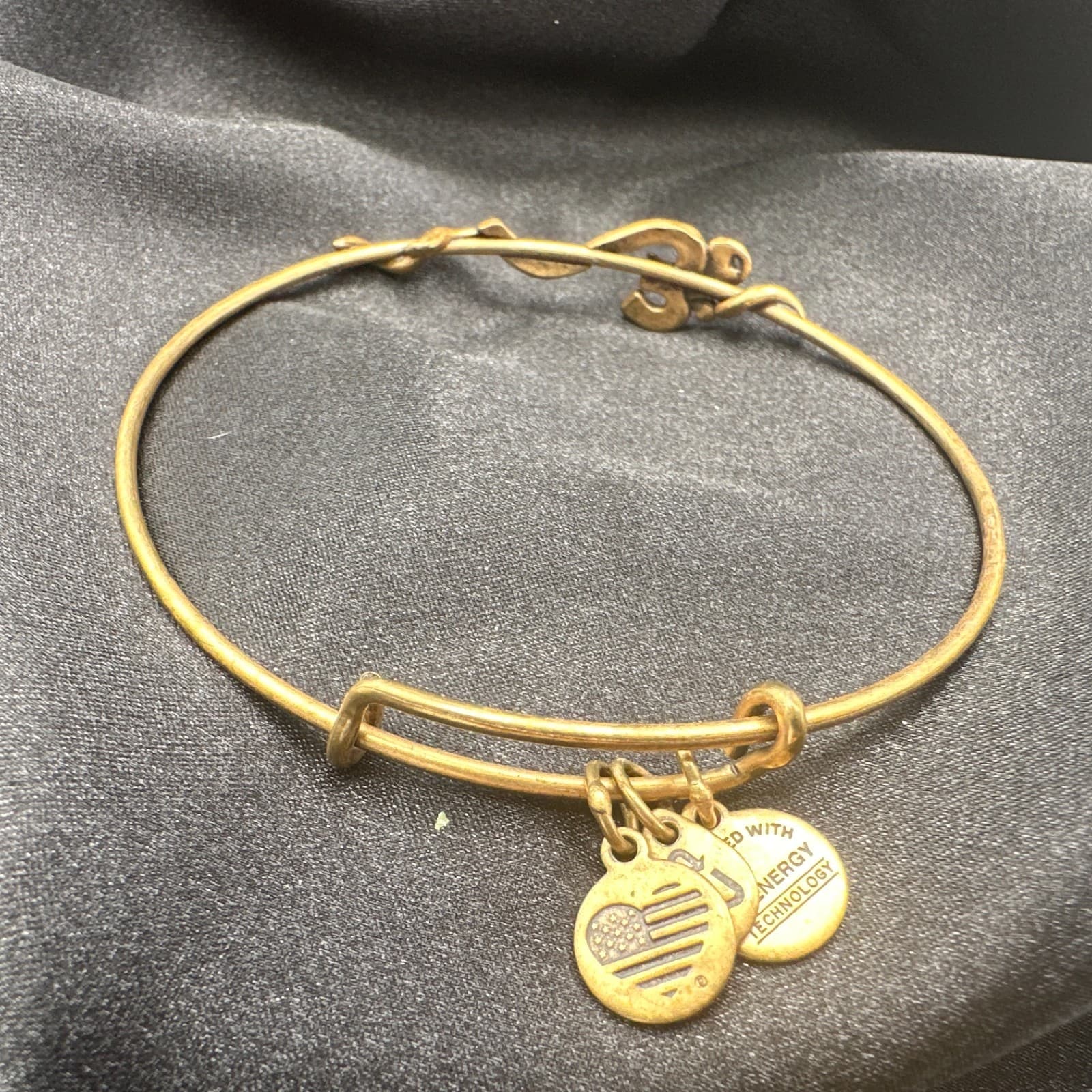 Vintage 80s Gold Tone Chai Charm Expandable Bangle Bracelet Classic Jewelry - Thumbnail 6