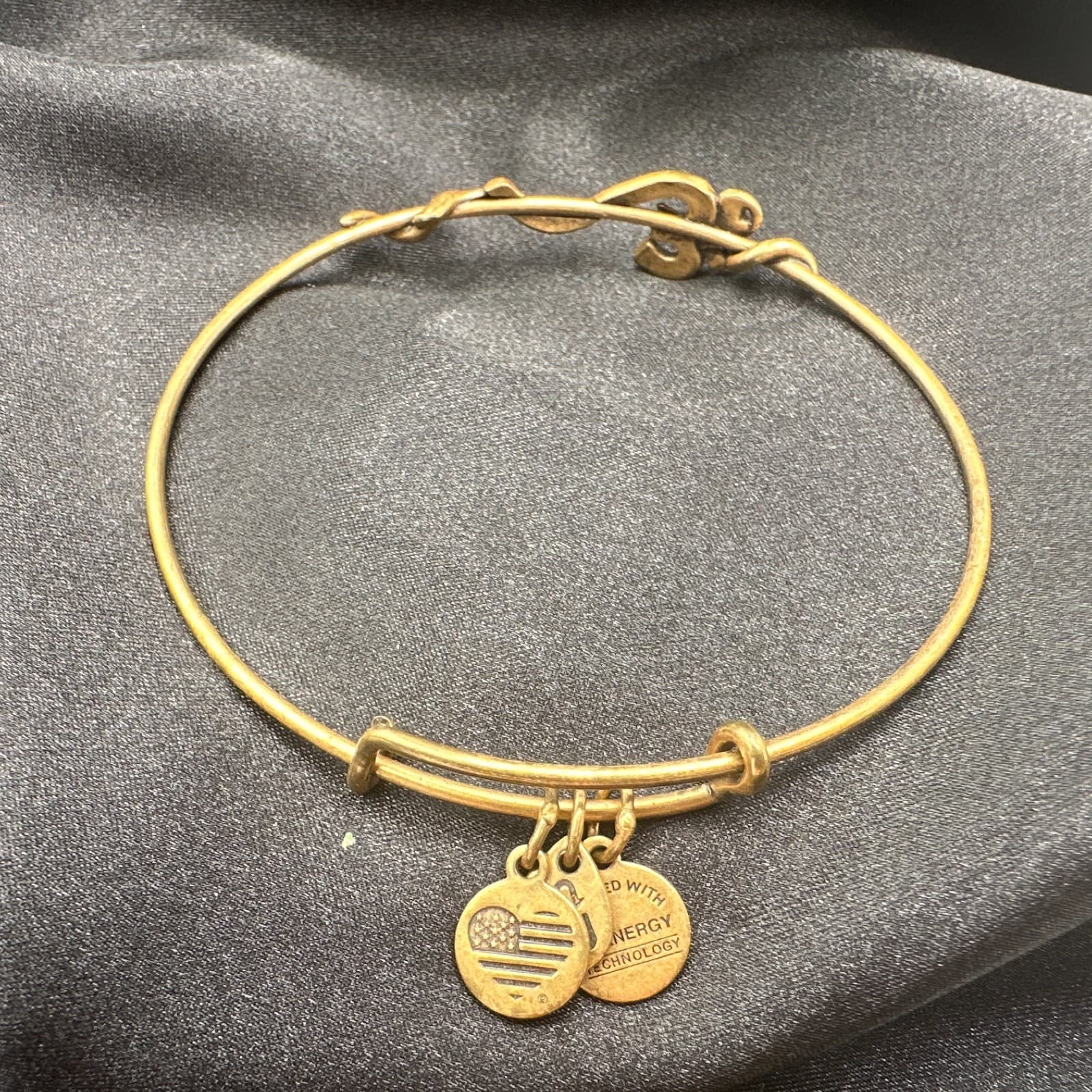 Vintage 80s Gold Tone Chai Charm Expandable Bangle Bracelet Classic Jewelry - Thumbnail 7
