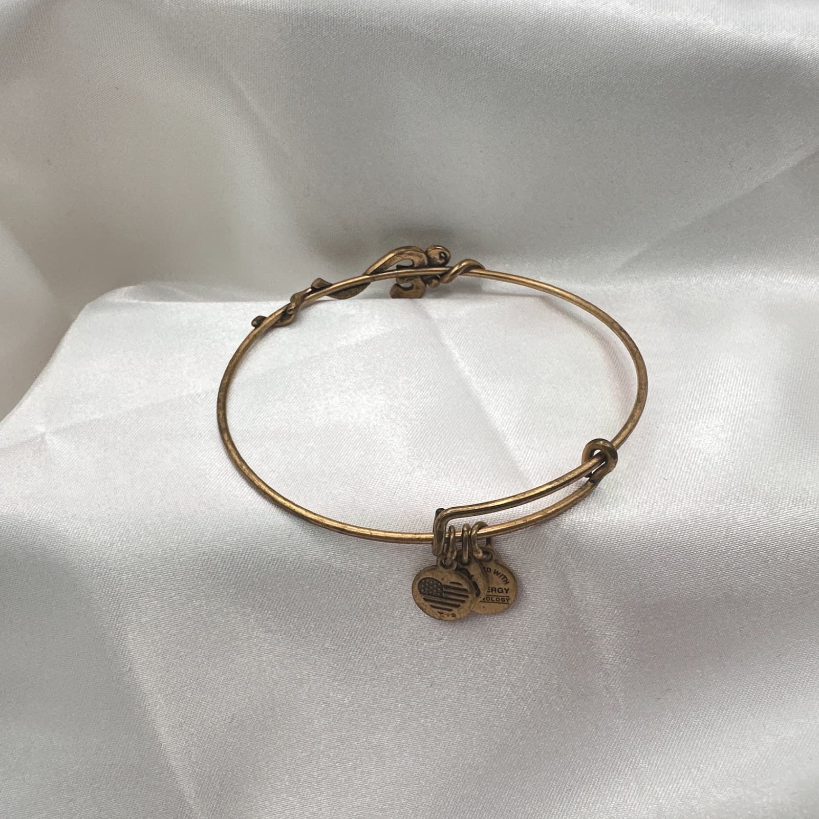 Vintage 80s Gold Tone Chai Charm Expandable Bangle Bracelet Classic Jewelry - Thumbnail 5