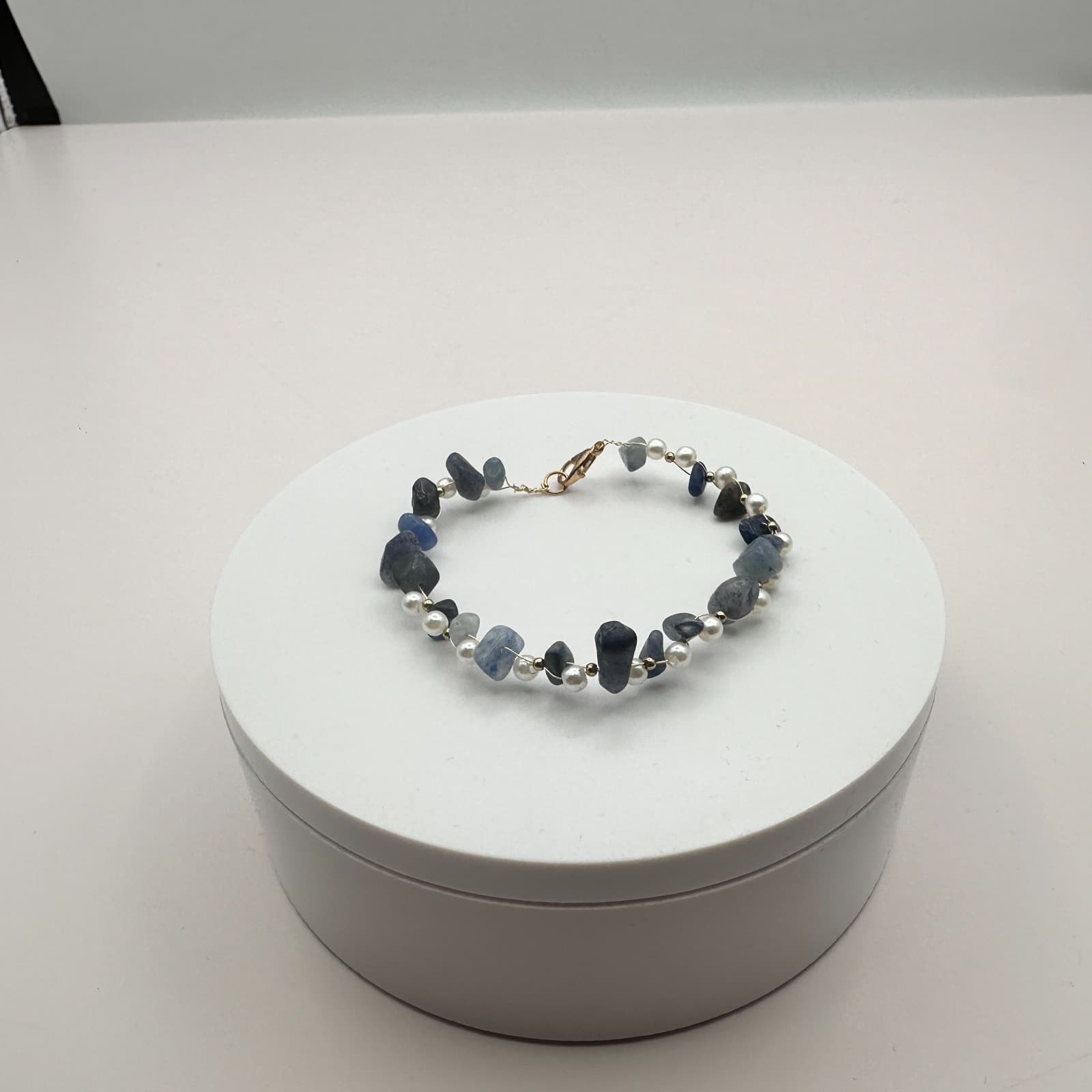 Vintage 90s Blue Sodalite Chip Faux Pearl Beaded Bracelet Statement Jewelry - Thumbnail 5
