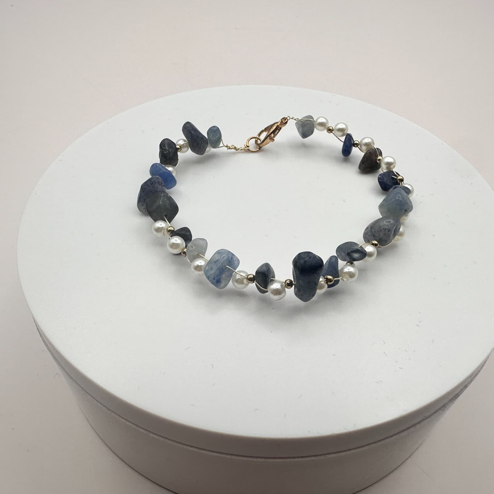 Vintage 90s Blue Sodalite Chip Faux Pearl Beaded Bracelet Statement Jewelry - Thumbnail 7