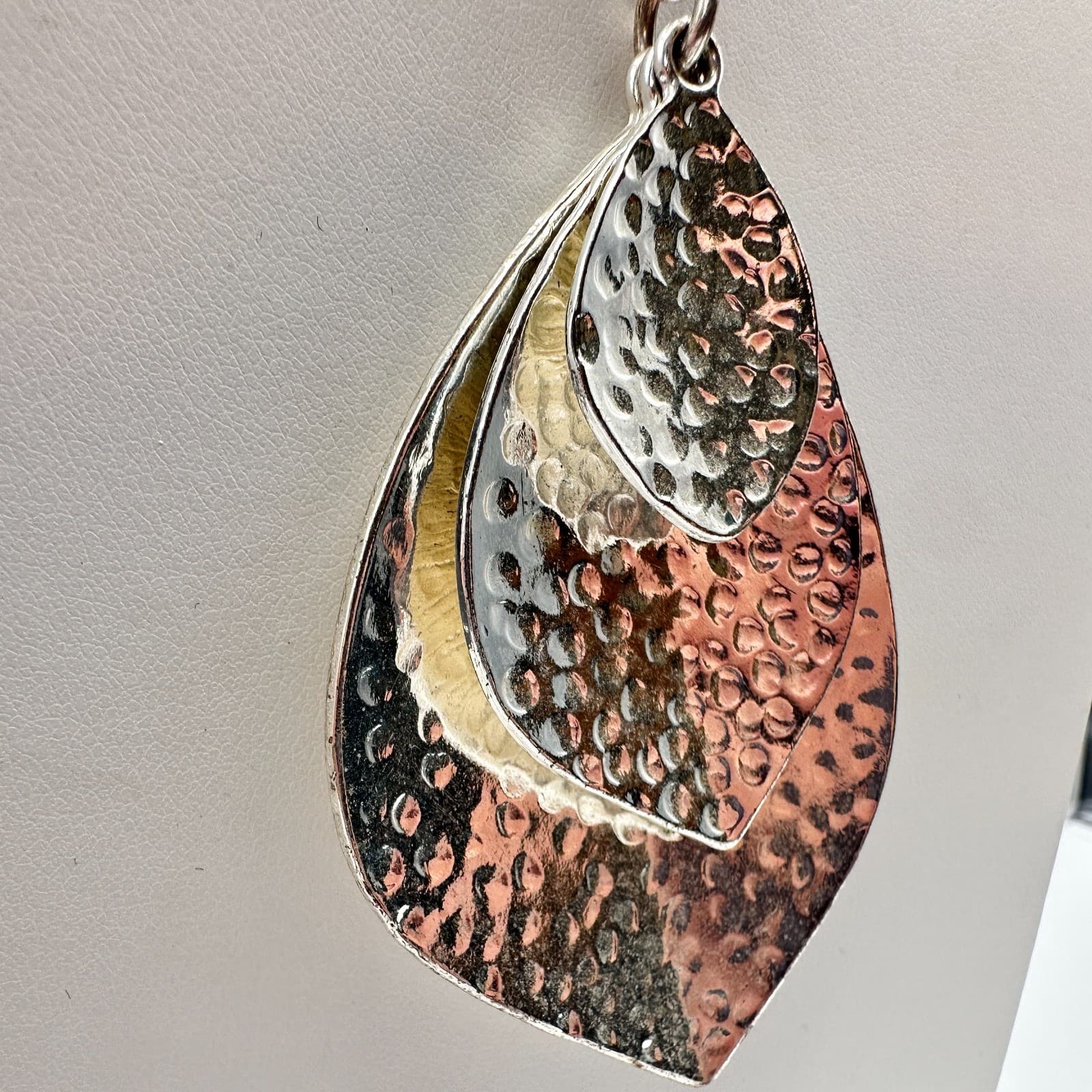 Vintage 90s Triple Tier Hammered Teardrop Pendant Necklace Silver Tone Jewelry - Thumbnail 6