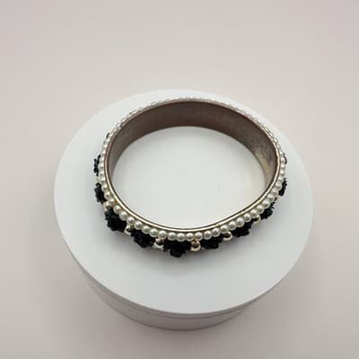 Vintage 90s Faux Pearl Black Rose Bangle Gold Tone Bracelet Fashion Jewelry - Thumbnail 3