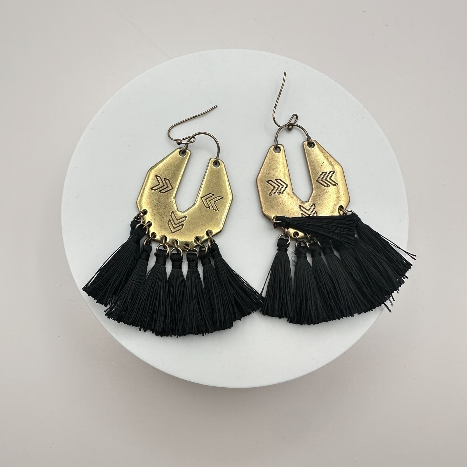 Vintage 90s Gold Tone Arrow Etched Black Tassel Dangle Earrings Fashion Jewelry - Thumbnail 4