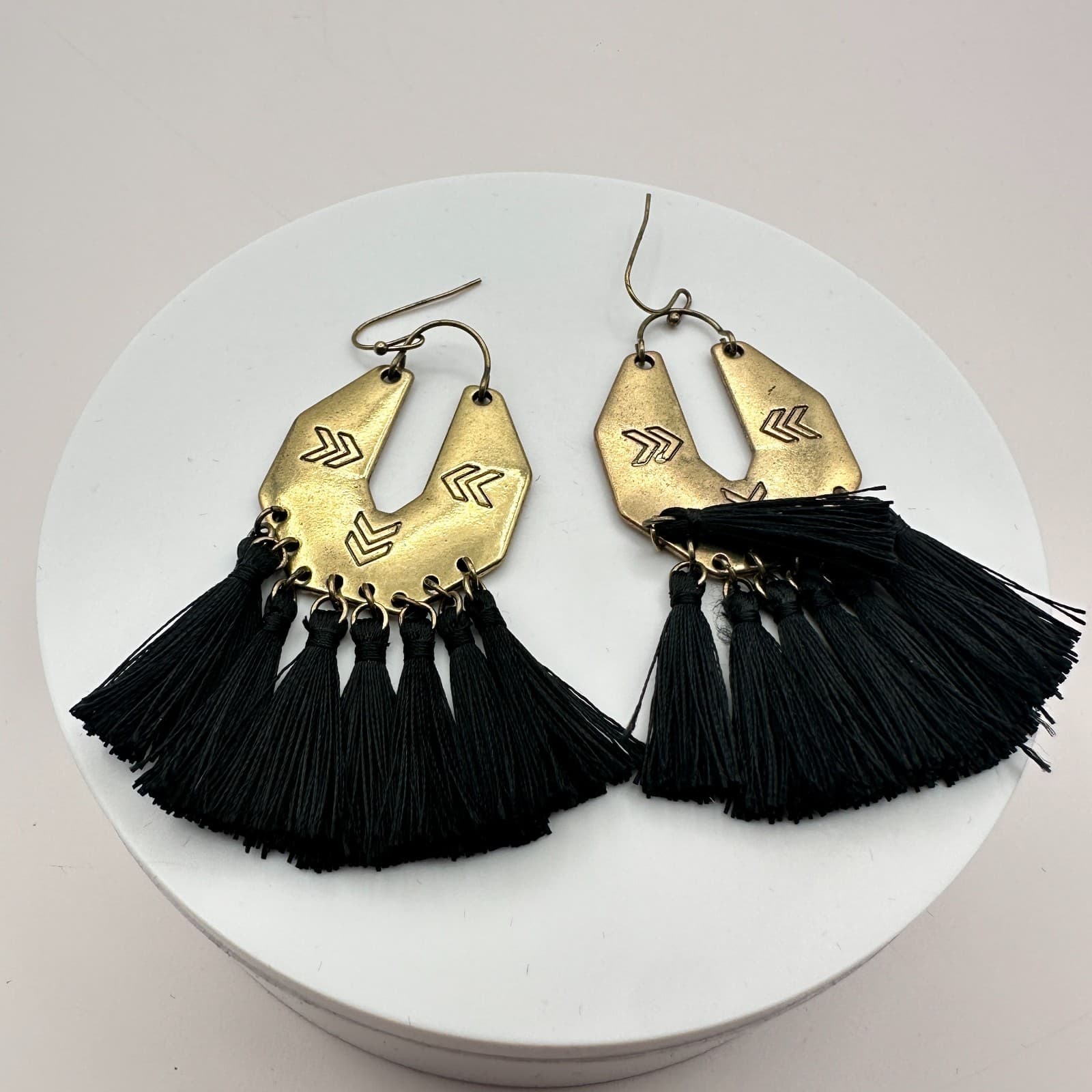 Vintage 90s Gold Tone Arrow Etched Black Tassel Dangle Earrings Fashion Jewelry - Thumbnail 3