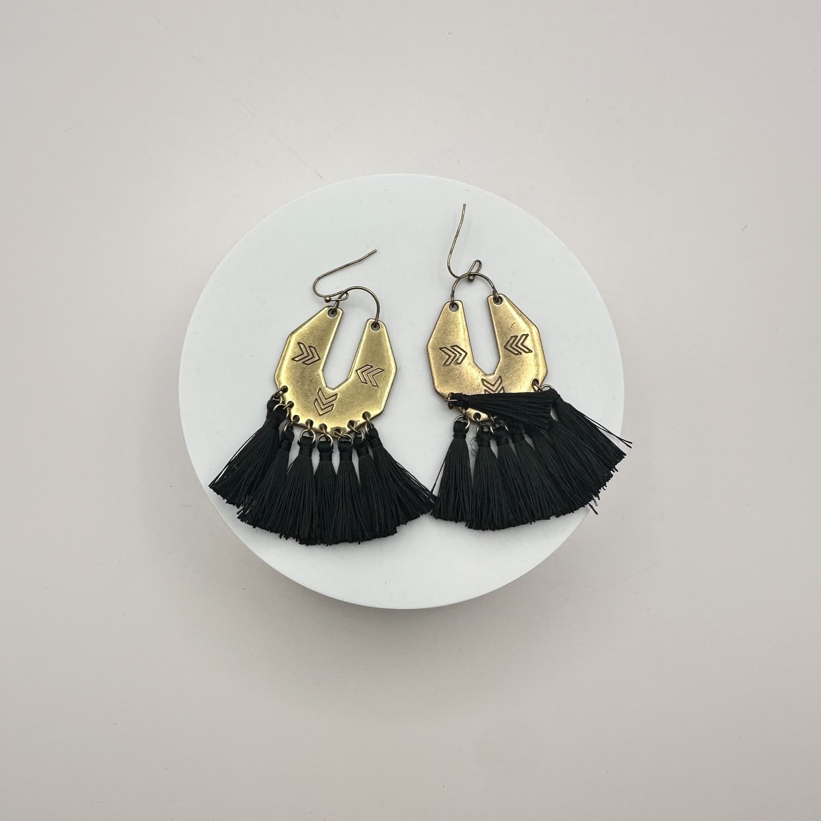 Vintage 90s Gold Tone Arrow Etched Black Tassel Dangle Earrings Fashion Jewelry - Thumbnail 5
