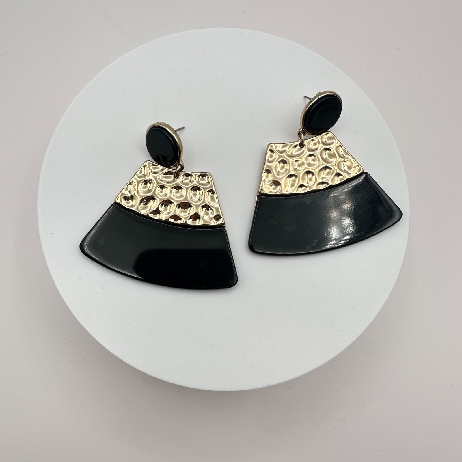Vintage 90s Black Enamel Gold Tone Hammered Fan Drop Dangle Earrings Jewelry - Thumbnail 4
