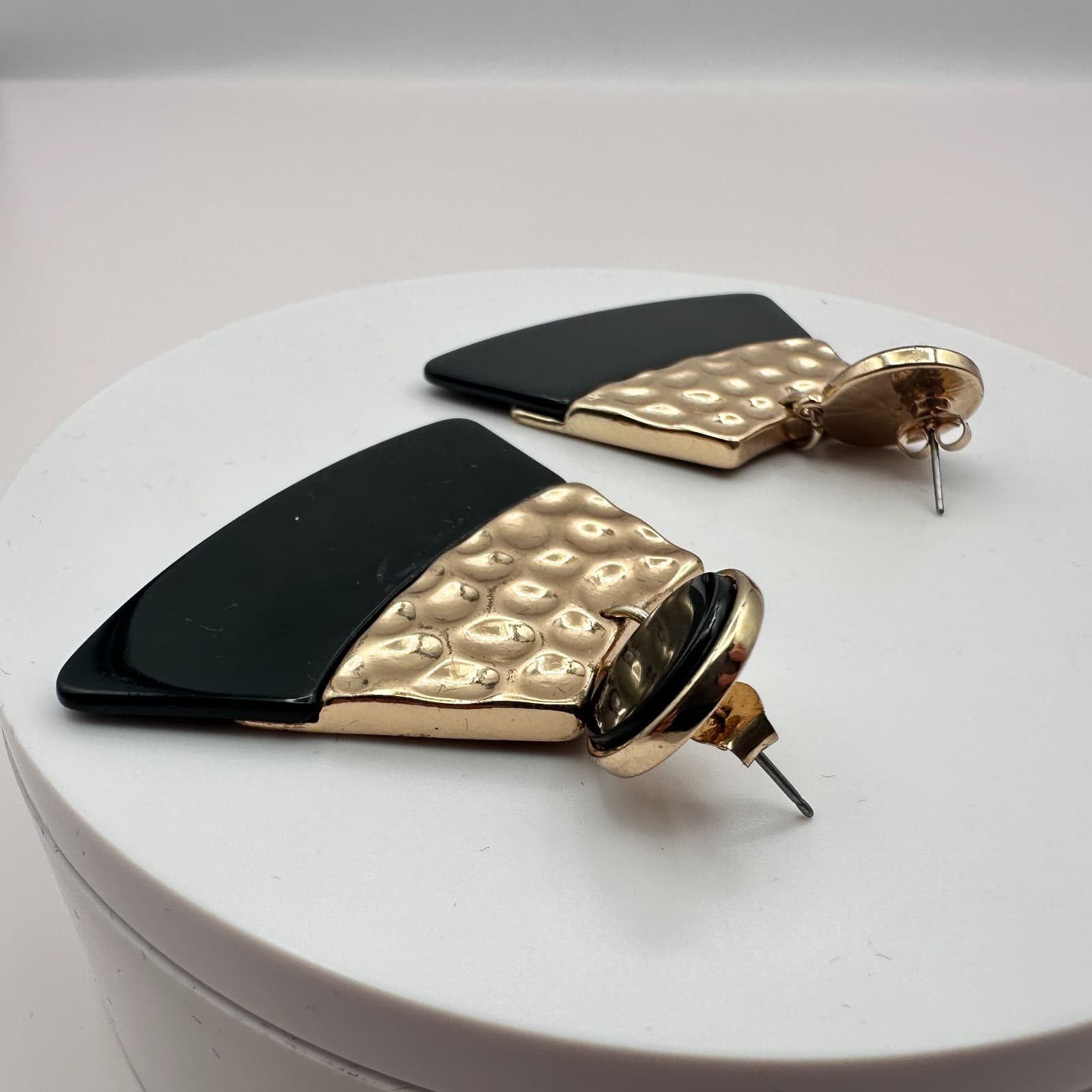 Vintage 90s Black Enamel Gold Tone Hammered Fan Drop Dangle Earrings Jewelry - Thumbnail 6