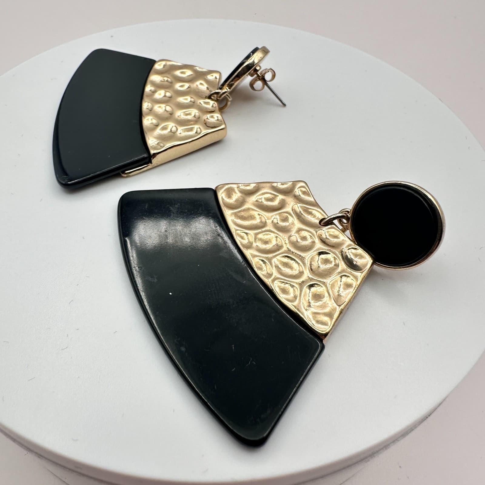 Vintage 90s Black Enamel Gold Tone Hammered Fan Drop Dangle Earrings Jewelry - Thumbnail 2