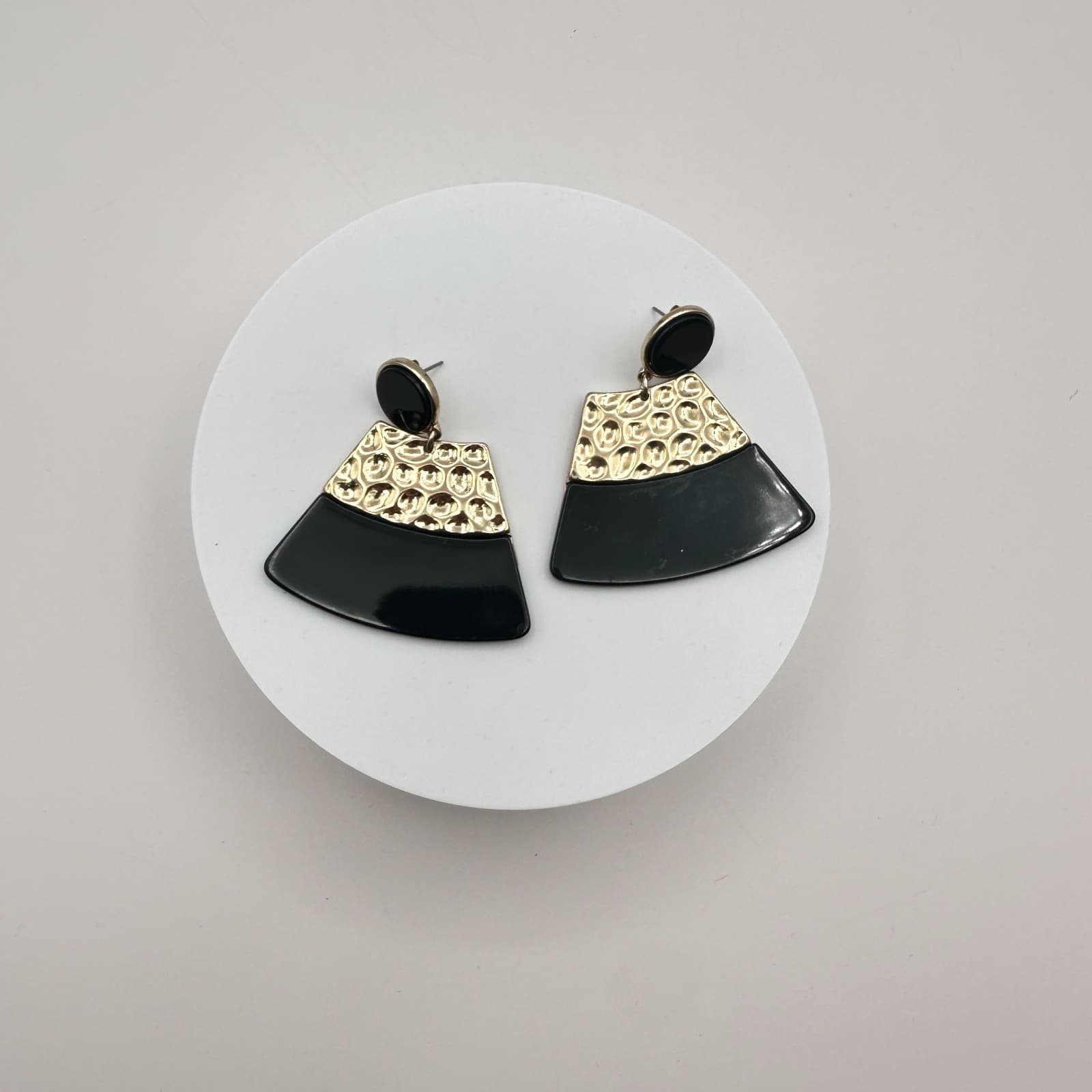 Vintage 90s Black Enamel Gold Tone Hammered Fan Drop Dangle Earrings Jewelry - Thumbnail 3