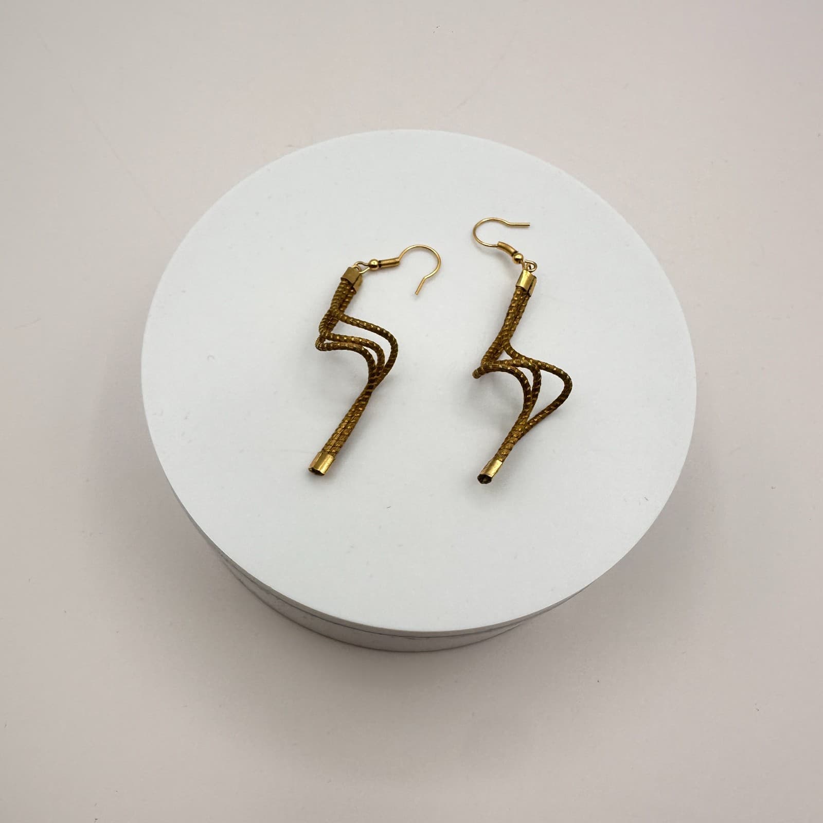 Vintage 90s Gold Tone Twisted Wire Mesh Dangle Earrings Minimalist Boho Jewelry - Thumbnail 8