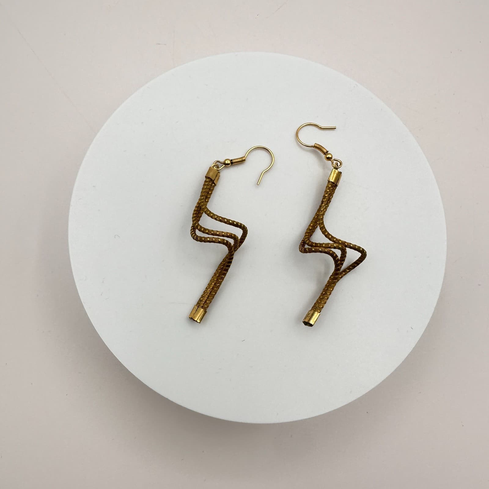 Vintage 90s Gold Tone Twisted Wire Mesh Dangle Earrings Minimalist Boho Jewelry - Thumbnail 3