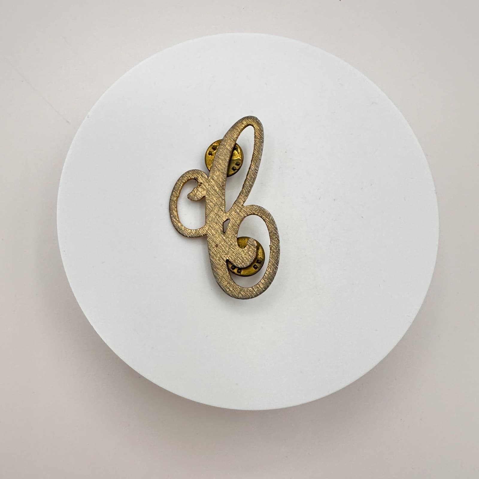 VTG Y2K B Initial Gold Tone Textured Lapel Pin Unisex Classic Fashion Jewelry - Thumbnail 2