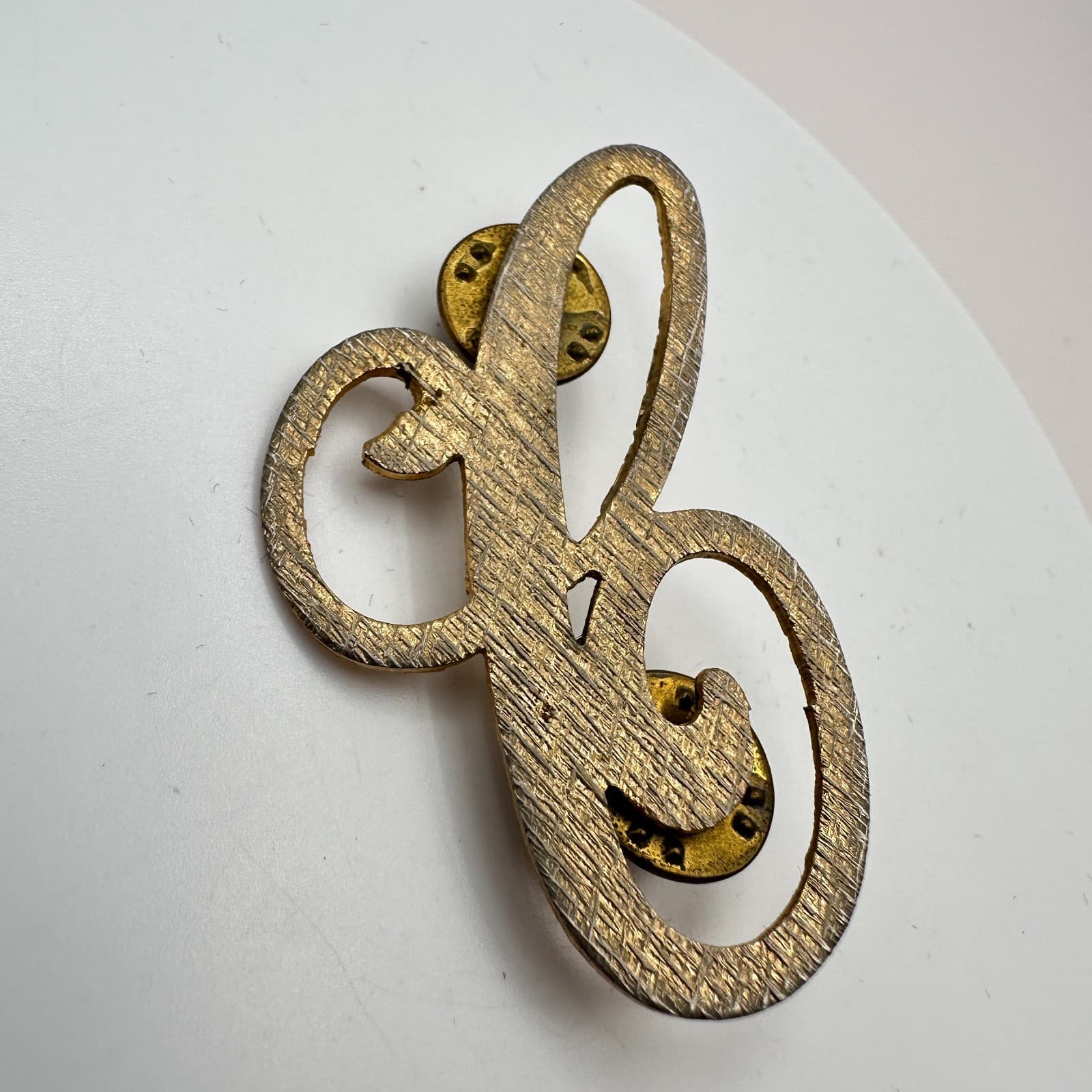 VTG Y2K B Initial Gold Tone Textured Lapel Pin Unisex Classic Fashion Jewelry