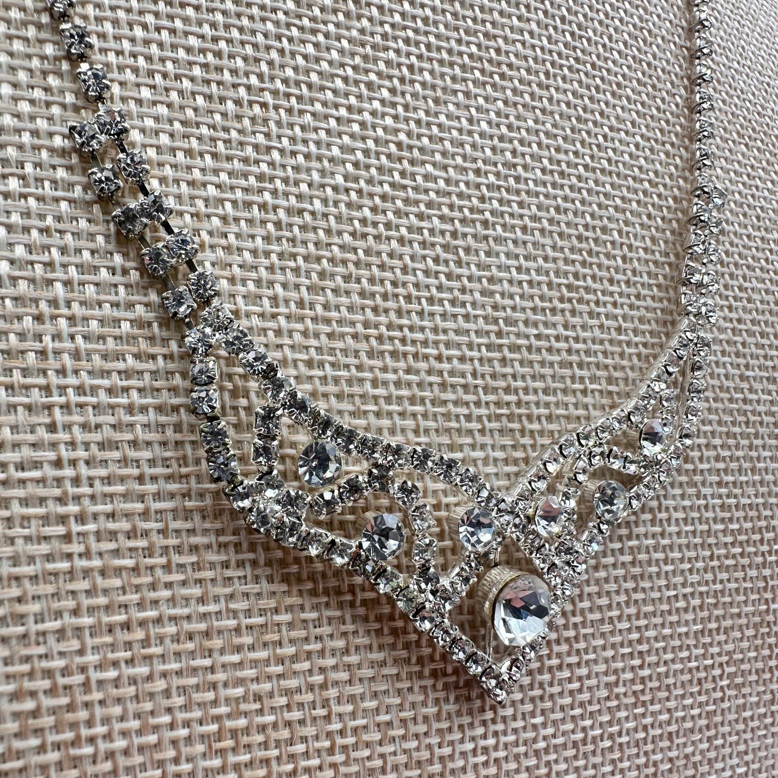Vintage 90s Silver Tone Clear Rhinestone Link V Shaped Necklace Wedding Jewelry - Thumbnail 7