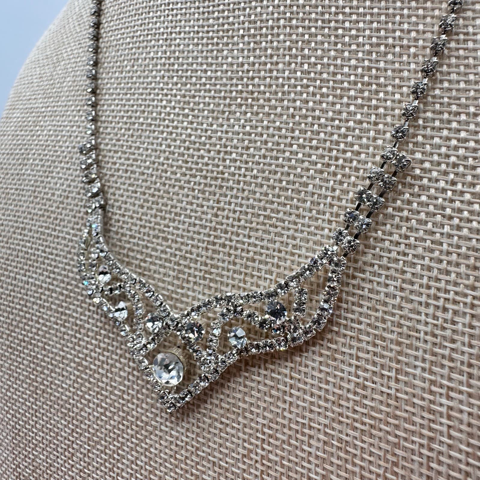 Vintage 90s Silver Tone Clear Rhinestone Link V Shaped Necklace Wedding Jewelry - Thumbnail 6