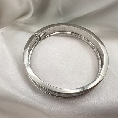 Vintage 90s Silver Tone Glitter Inlay Bangle Bracelet Hinged Fashion Jewelry - Thumbnail 2