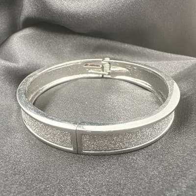 Vintage 90s Silver Tone Glitter Inlay Bangle Bracelet Hinged Fashion Jewelry - Thumbnail 6