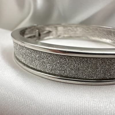 Vintage 90s Silver Tone Glitter Inlay Bangle Bracelet Hinged Fashion Jewelry - Thumbnail 3