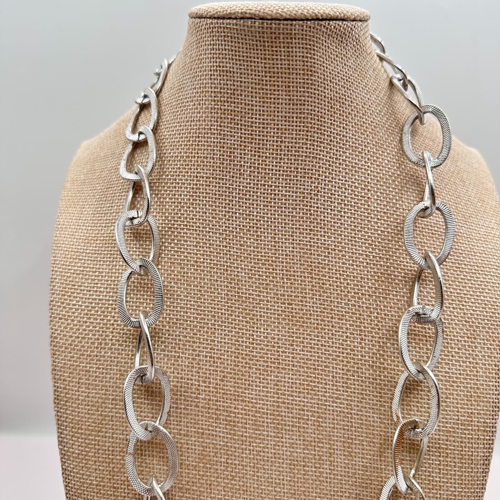 Vintage Y2K Silver Tone Textured Oval Link Chain Necklace Statement Jewelry 27" - Thumbnail 2