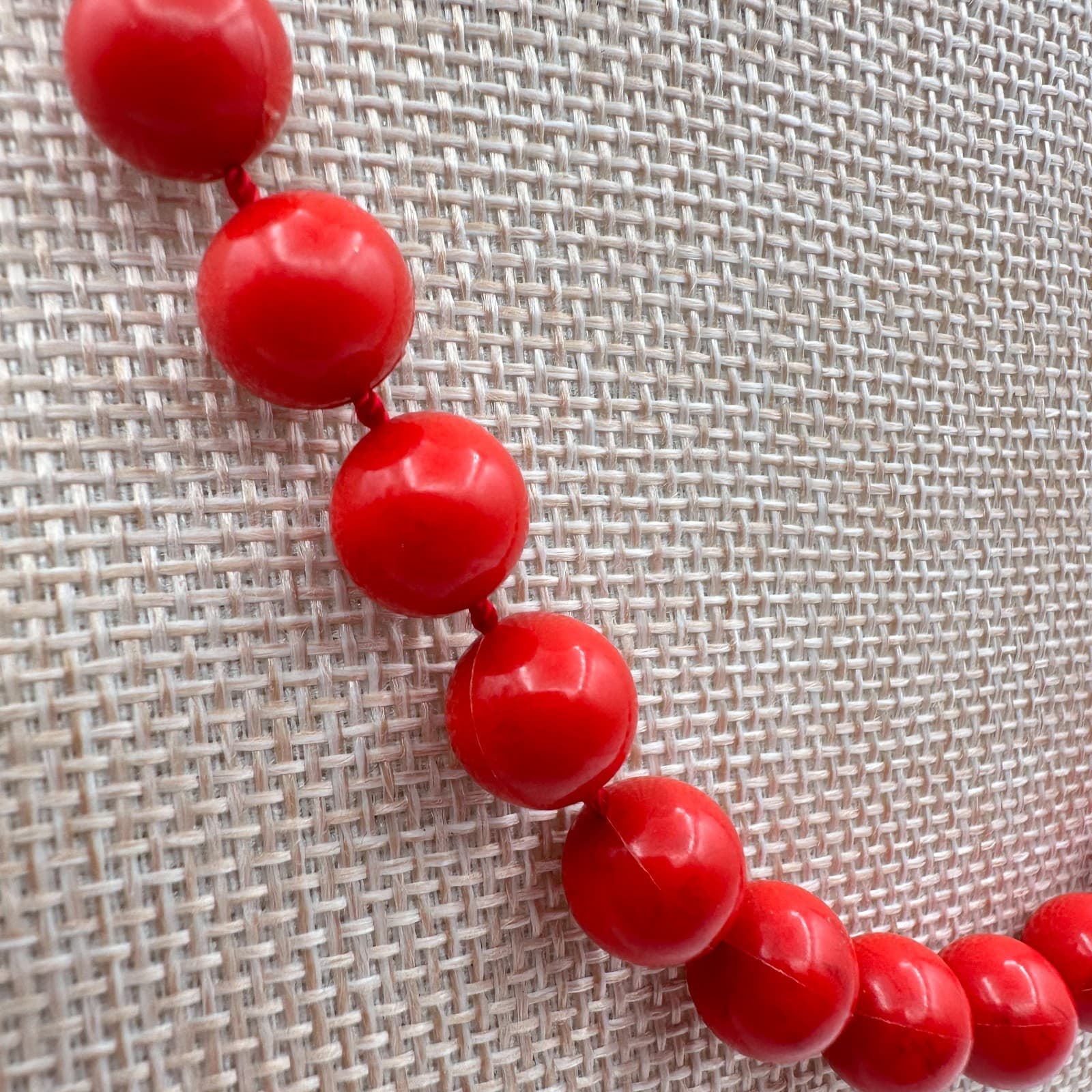 Vintage 80s Red Bead Necklace Knotted Bold Retro Classic Fashion Women's Jewelry - Thumbnail 5