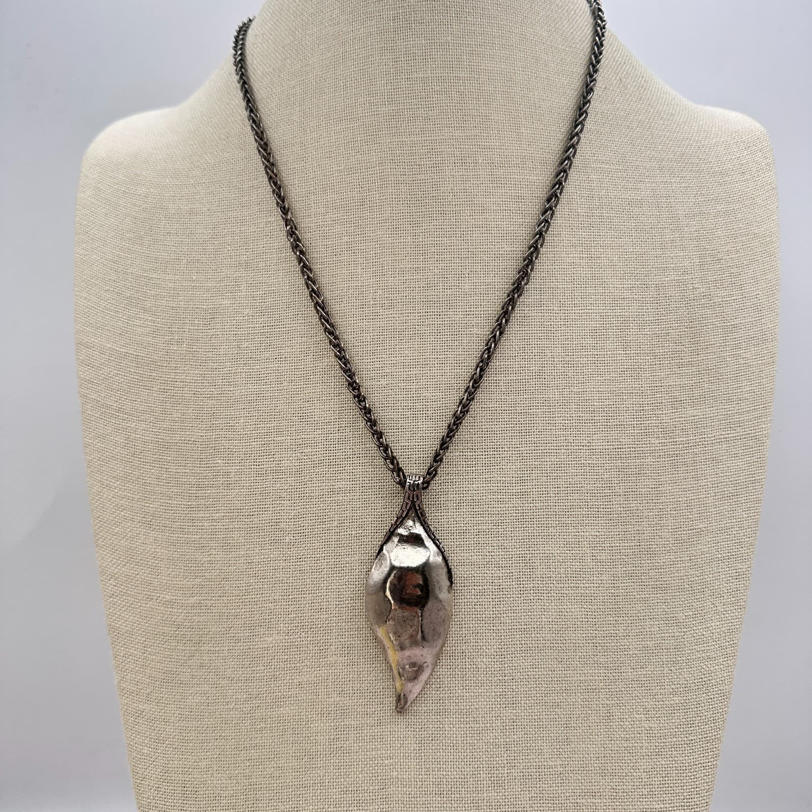 Vintage 80s Oxidized Silver Tone Sculptural Organic Leaf Bib Necklace Jewelry - Thumbnail 2