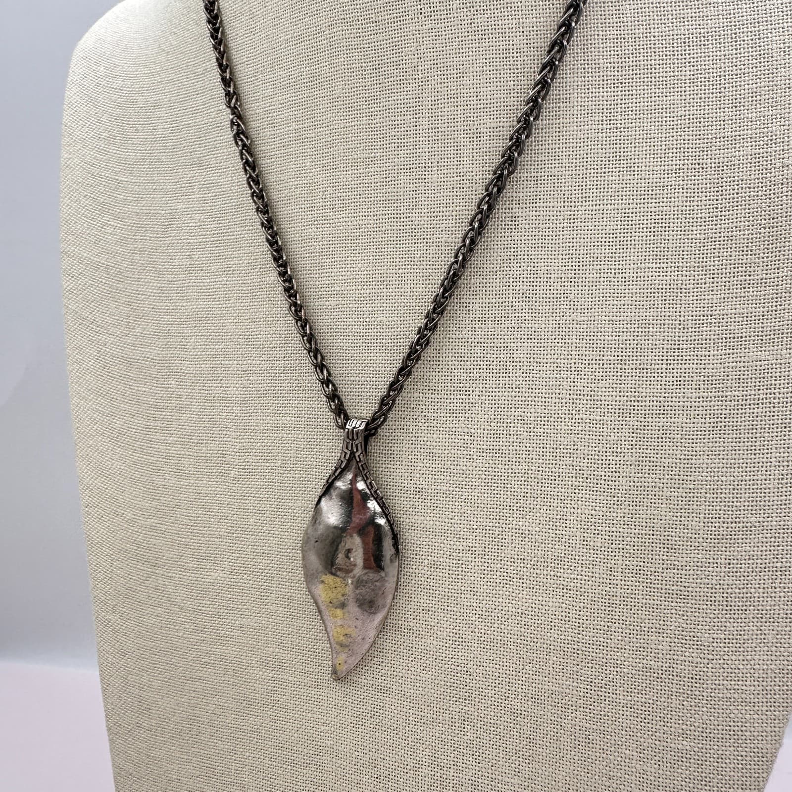 Vintage 80s Oxidized Silver Tone Sculptural Organic Leaf Bib Necklace Jewelry - Thumbnail 3