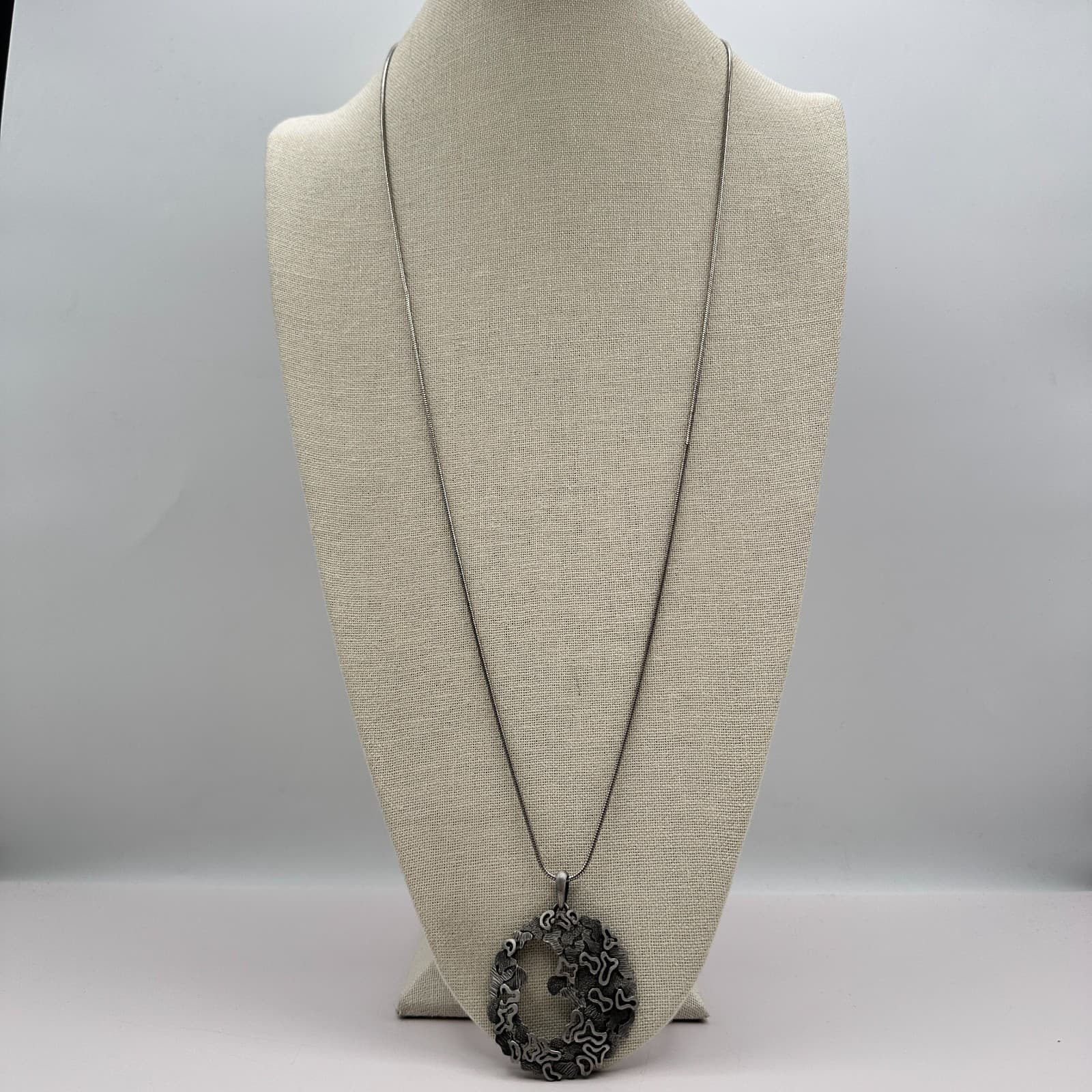 VTG Y2K Abstract Circle Pendant Necklace Silver Tone Snake Chain Women's Jewelry - Thumbnail 3