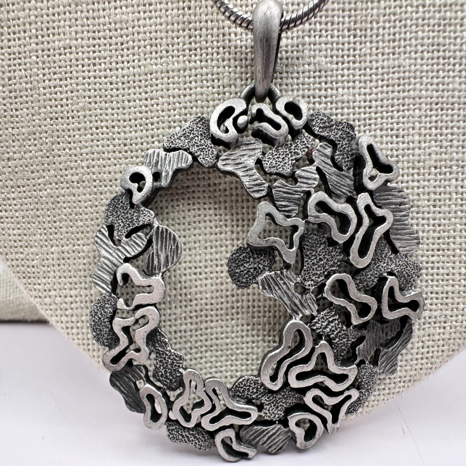 VTG Y2K Abstract Circle Pendant Necklace Silver Tone Snake Chain Women's Jewelry - Thumbnail 7