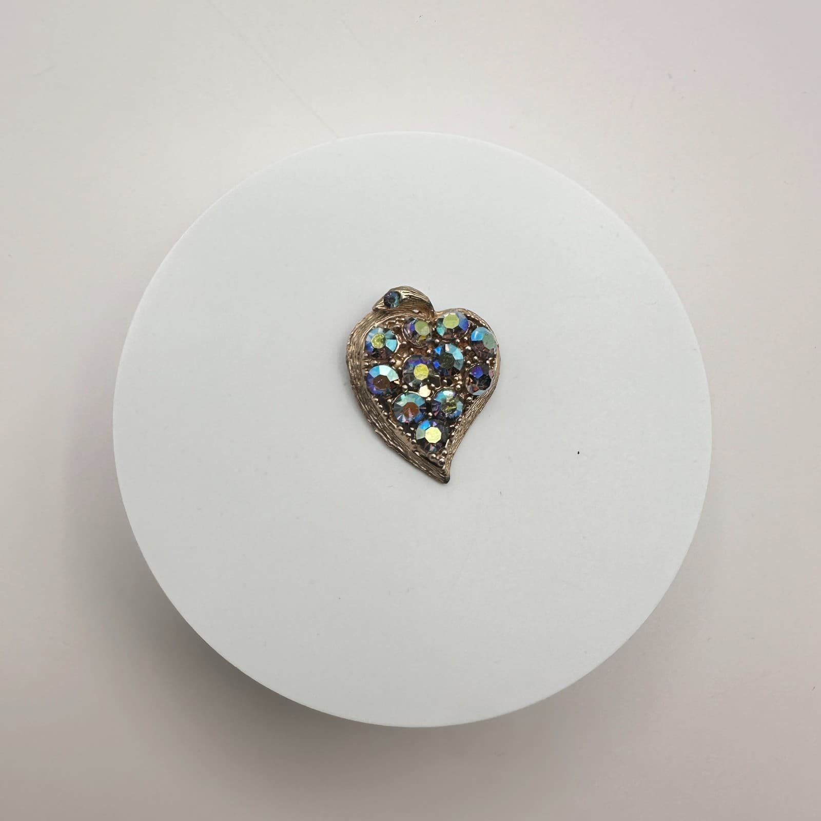 Vintage Y2K Gold Tone Heart AB Rhinestone Brooch Pin Women's Classic Jewelry Bib - Thumbnail 2