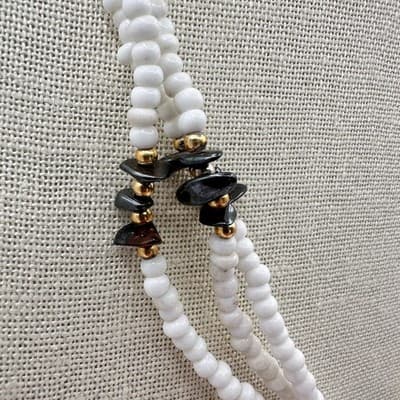 Vintage 90s Gold Tone Multi Strand White Seed Beaded Chips Necklace Jewelry Y2K - Thumbnail 3