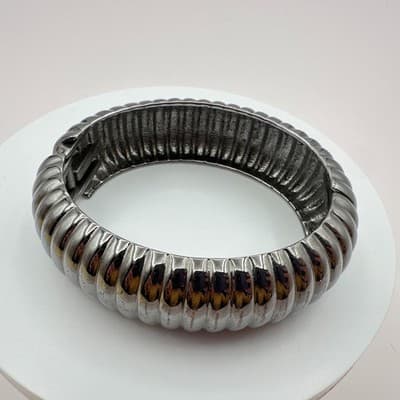 Vintage 90s Silver Tone Ribbed Chunky Bangle Bracelet Hinged Fashion Jewelry - Thumbnail 3