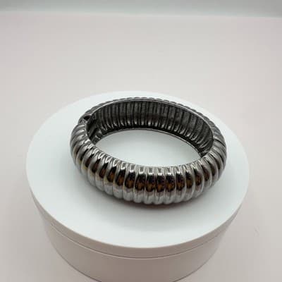 Vintage 90s Silver Tone Ribbed Chunky Bangle Bracelet Hinged Fashion Jewelry - Thumbnail 2