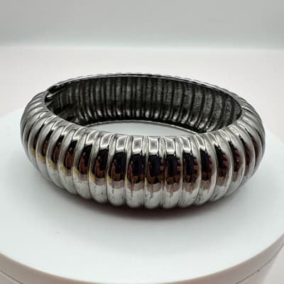 Vintage 90s Silver Tone Ribbed Chunky Bangle Bracelet Hinged Fashion Jewelry - Thumbnail 4