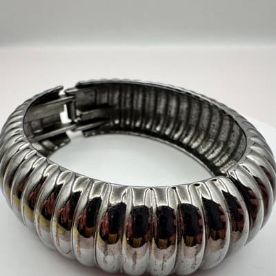 Vintage 90s Silver Tone Ribbed Chunky Bangle Bracelet Hinged Fashion Jewelry - Thumbnail 5