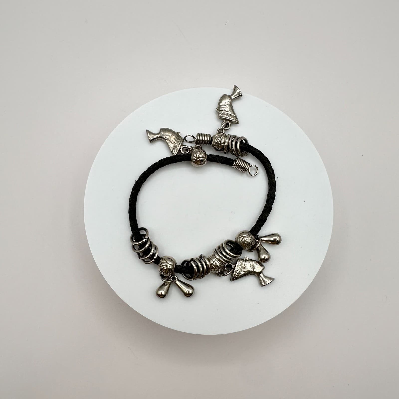 Vintage Y2K Black Cord Silver Tone Egyptian Nefertiti Bracelet Fashion Jewelry - Thumbnail 4