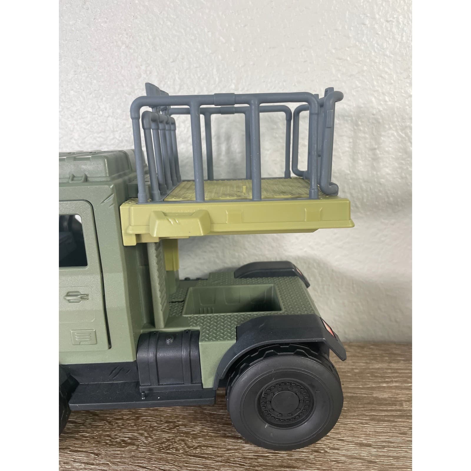 Jurassic World Legacy InGen Containment Truck Isla Sorna Mattel Capture Pack - Thumbnail 11