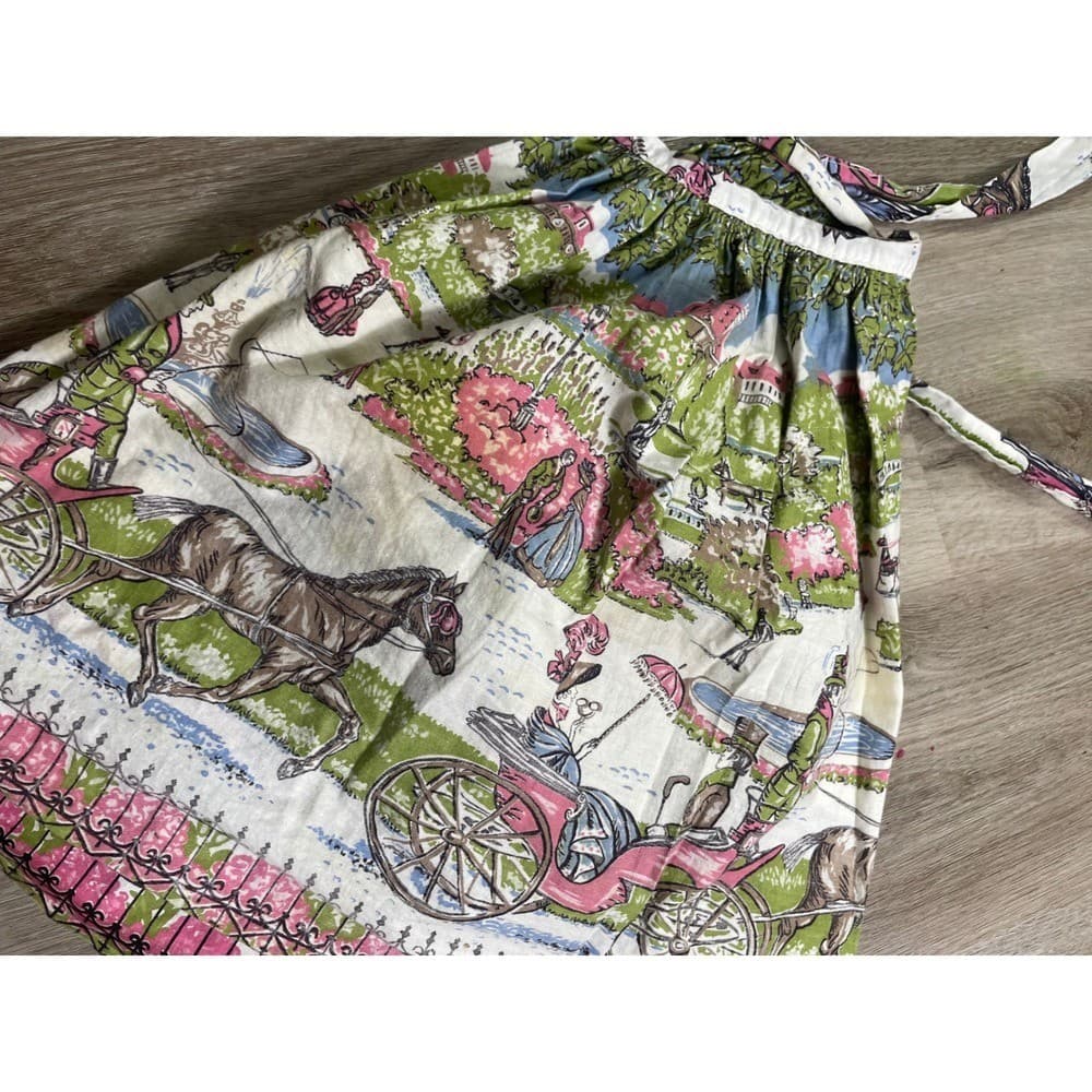 Vintage 1950s Half Apron Scenic Horse Carriage Print Pink Green 17x17 - Thumbnail 9