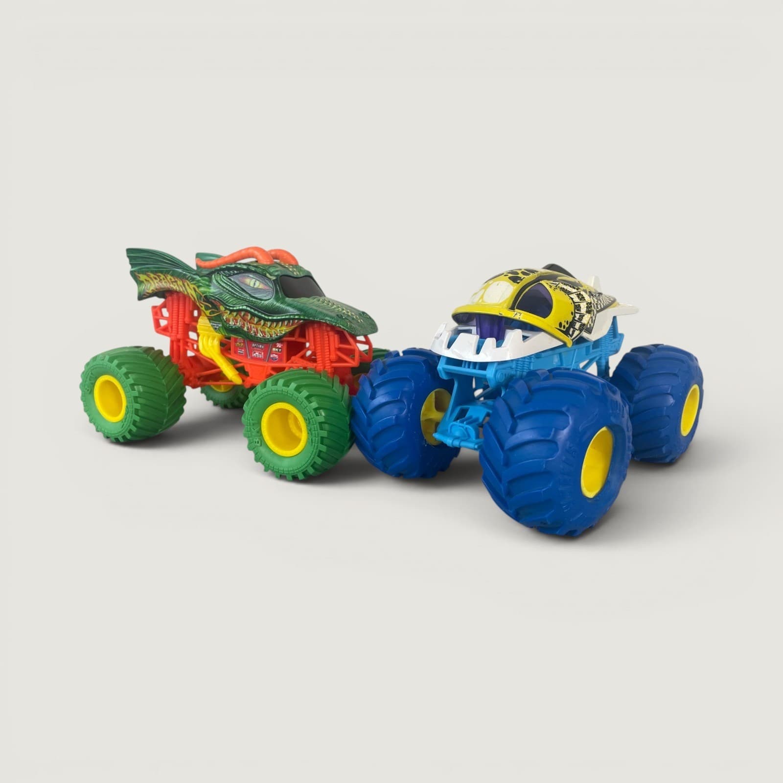 Monster Jam 1:24 Scale Die-Cast Truck Lot Dragon and Megalodon Spin Master 2pc