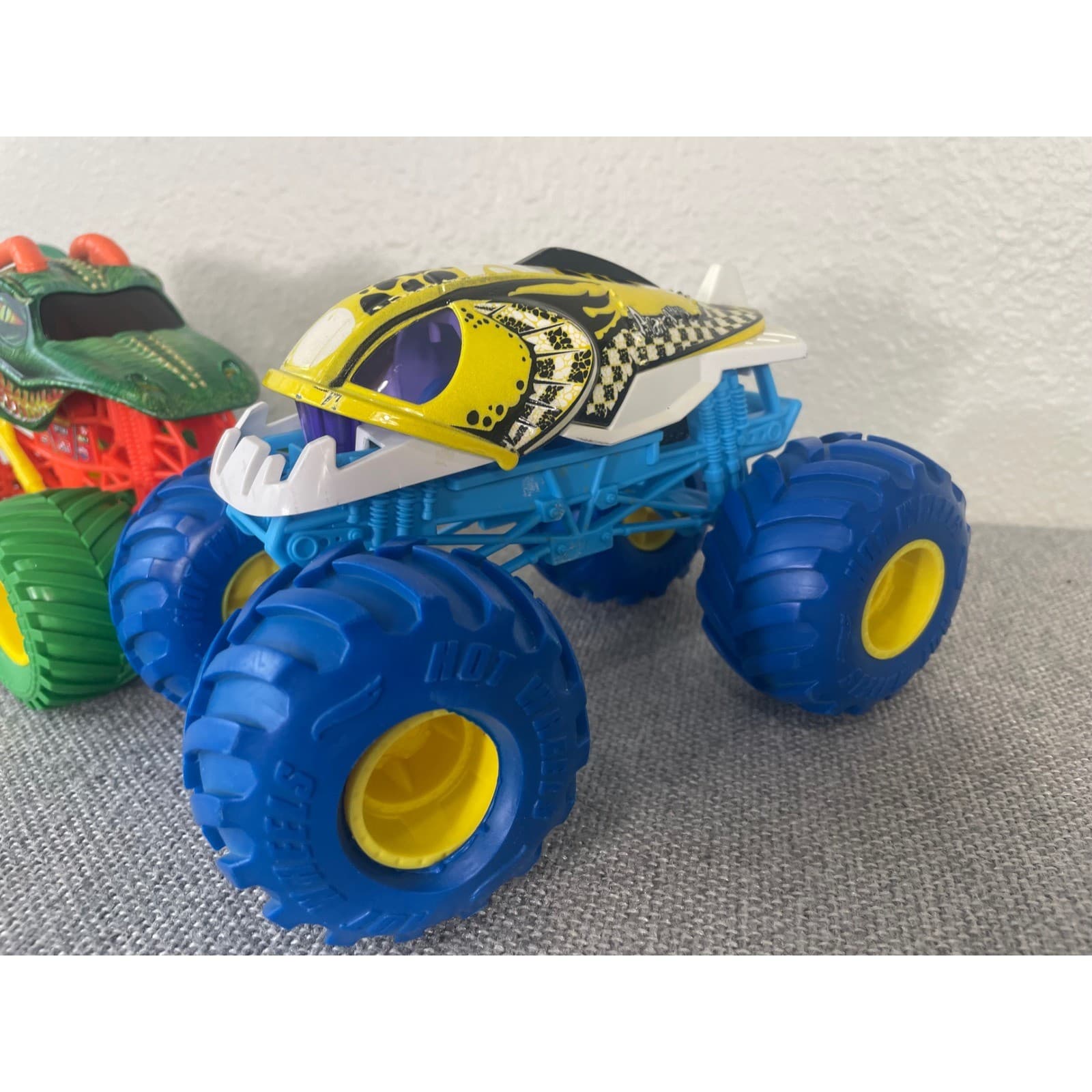 Monster Jam 1:24 Scale Die-Cast Truck Lot Dragon and Megalodon Spin Master 2pc - Thumbnail 7