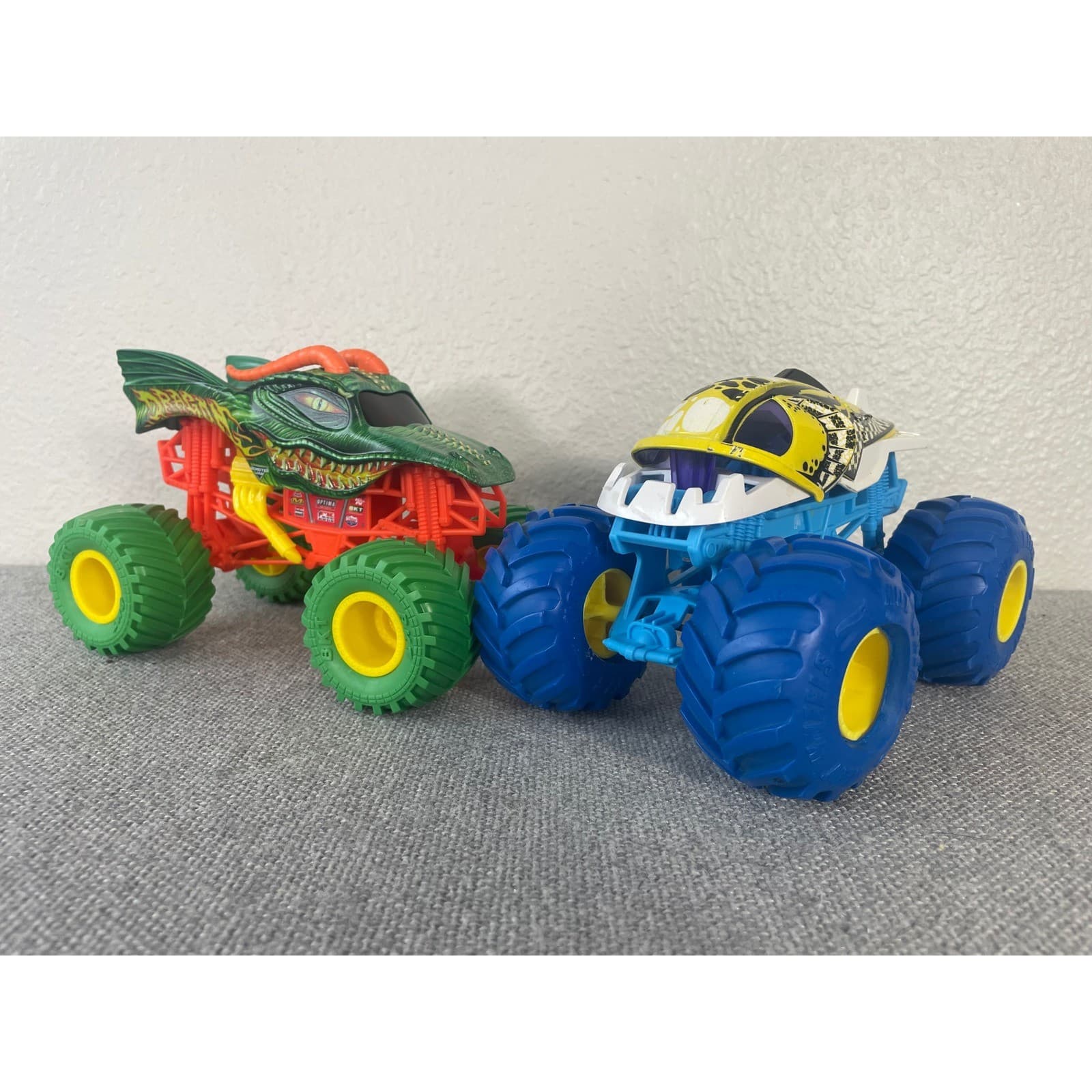 Monster Jam 1:24 Scale Die-Cast Truck Lot Dragon and Megalodon Spin Master 2pc - Thumbnail 4