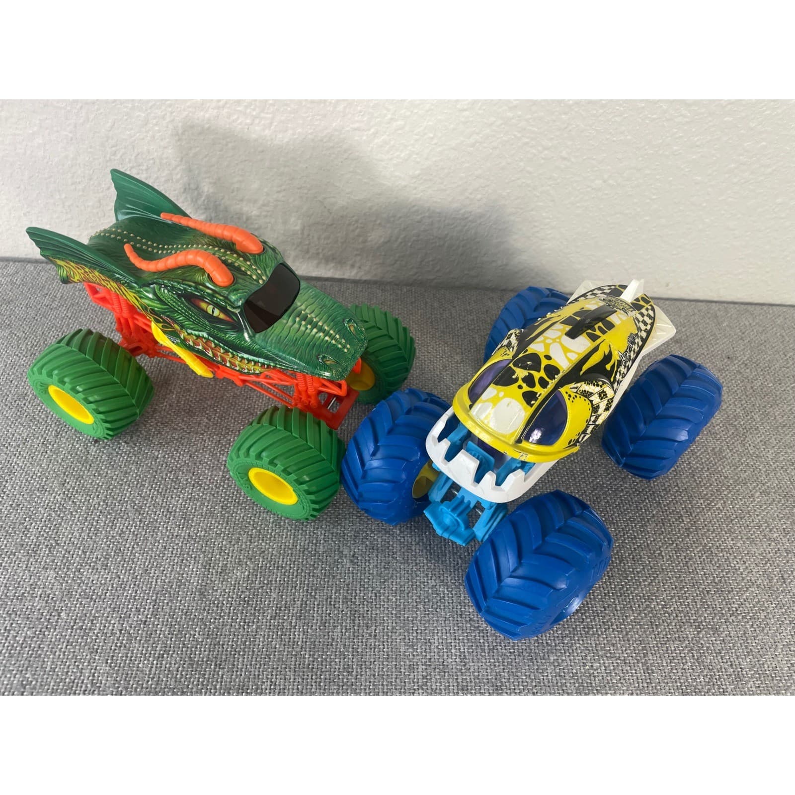 Monster Jam 1:24 Scale Die-Cast Truck Lot Dragon and Megalodon Spin Master 2pc - Thumbnail 5