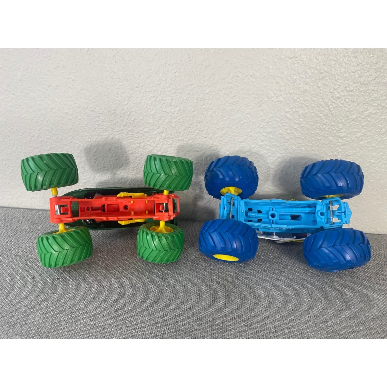 Monster Jam 1:24 Scale Die-Cast Truck Lot Dragon and Megalodon Spin Master 2pc - Thumbnail 10