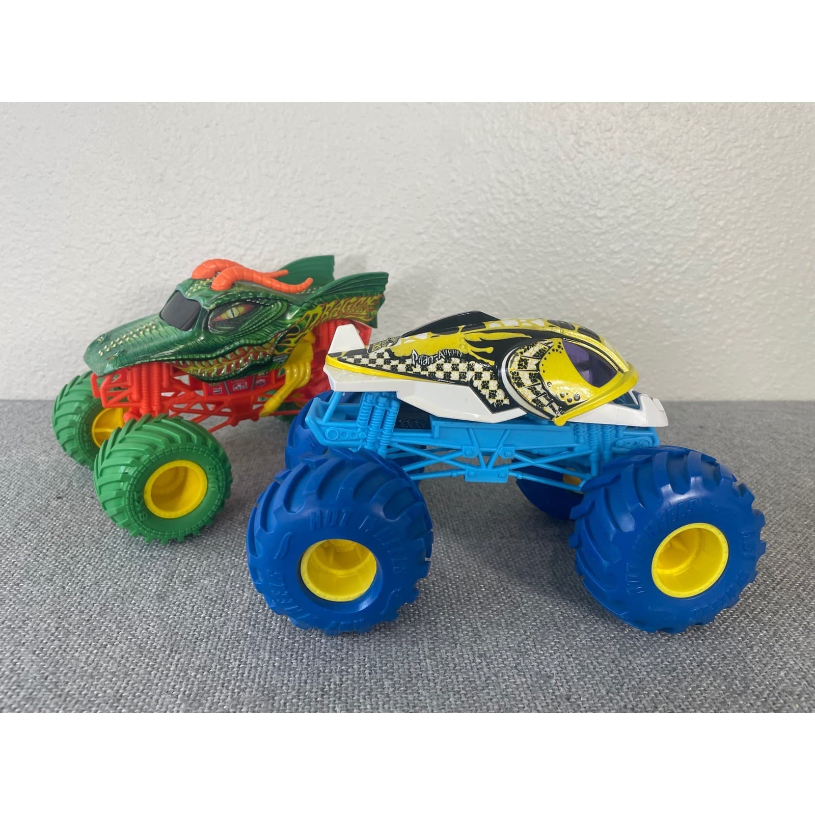 Monster Jam 1:24 Scale Die-Cast Truck Lot Dragon and Megalodon Spin Master 2pc - Thumbnail 8