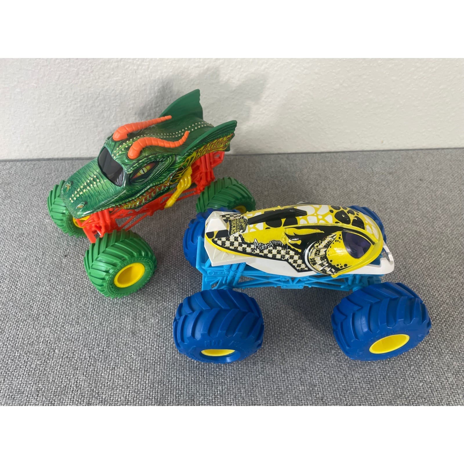 Monster Jam 1:24 Scale Die-Cast Truck Lot Dragon and Megalodon Spin Master 2pc - Thumbnail 9