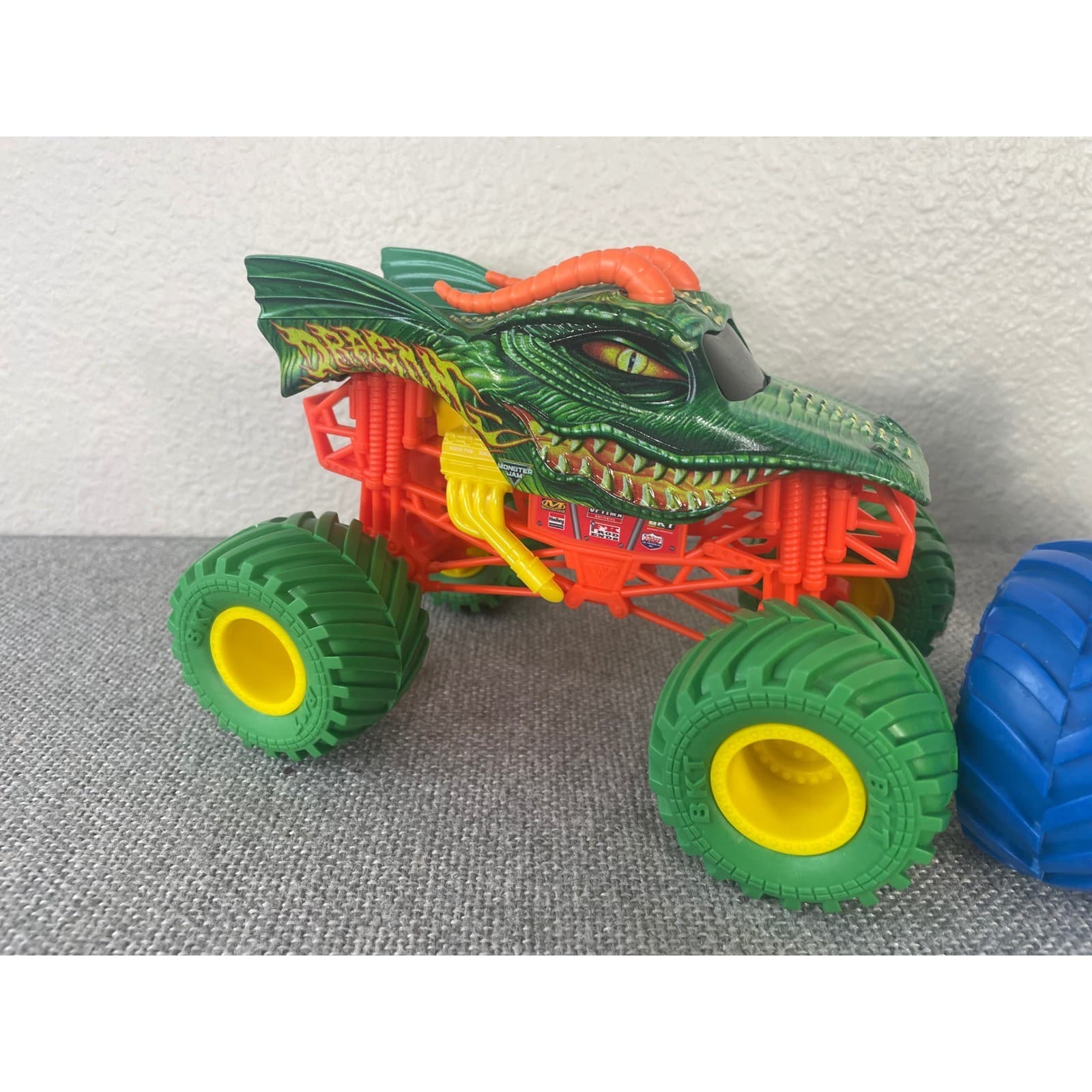 Monster Jam 1:24 Scale Die-Cast Truck Lot Dragon and Megalodon Spin Master 2pc - Thumbnail 6