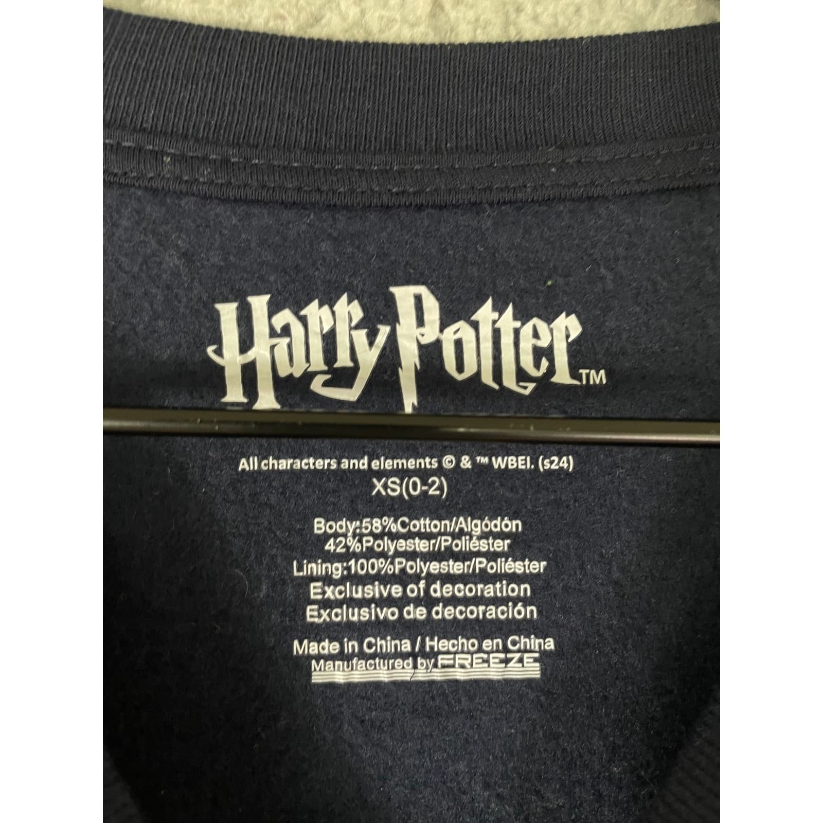Harry Potter Hogwarts Crest Navy Light Up Graphic Sweatshirt XS Freeze Christmas - Thumbnail 3
