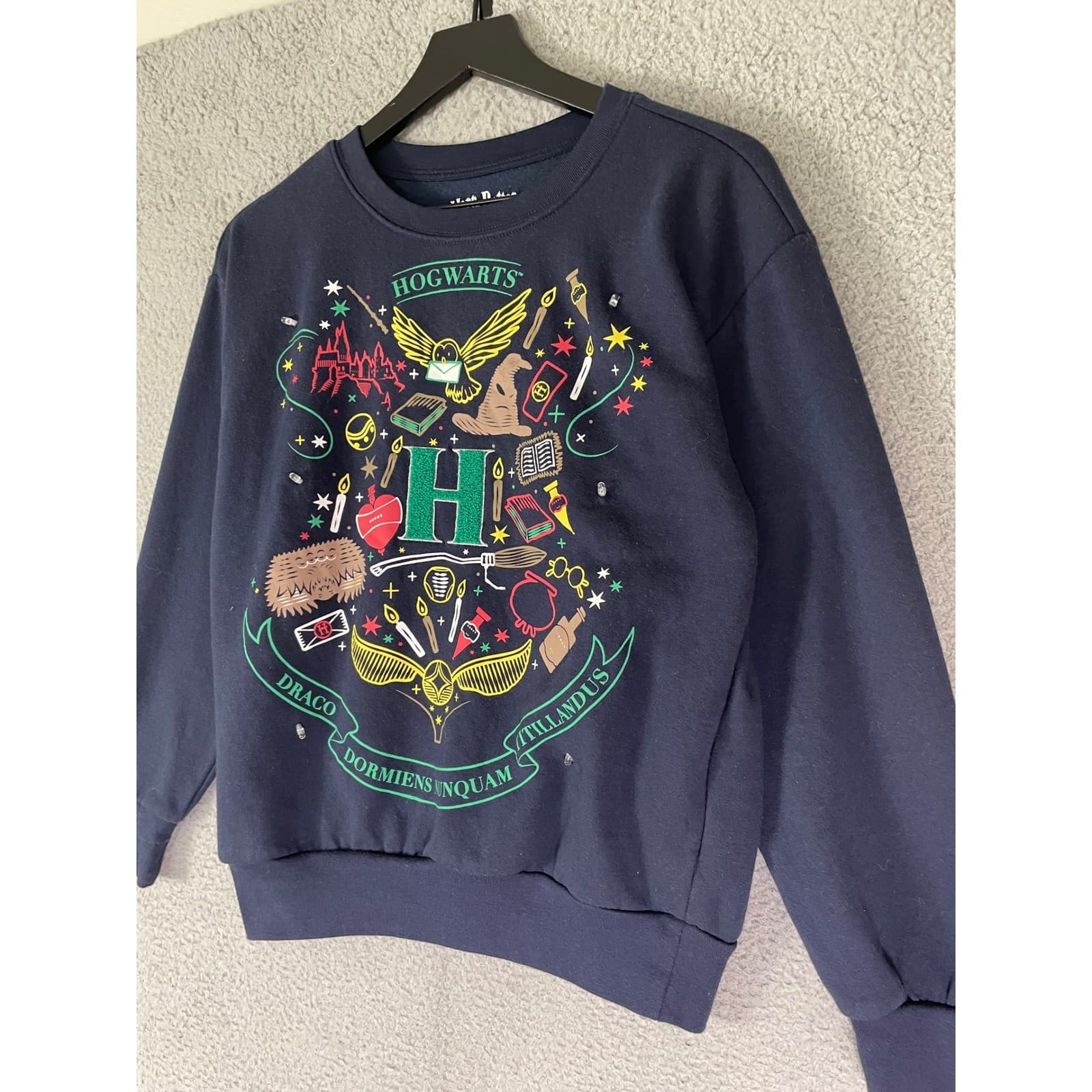 Harry Potter Hogwarts Crest Navy Light Up Graphic Sweatshirt XS Freeze Christmas - Thumbnail 7