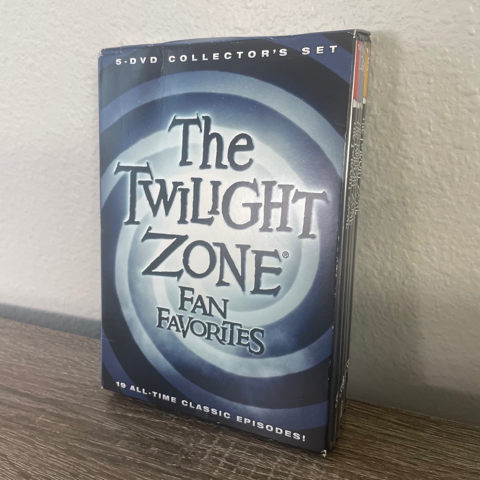 Twilight Zone Fan Favorites DVD 5 Disc Set Rod Serling Shatner Classic TV Sci Fi - Thumbnail 4